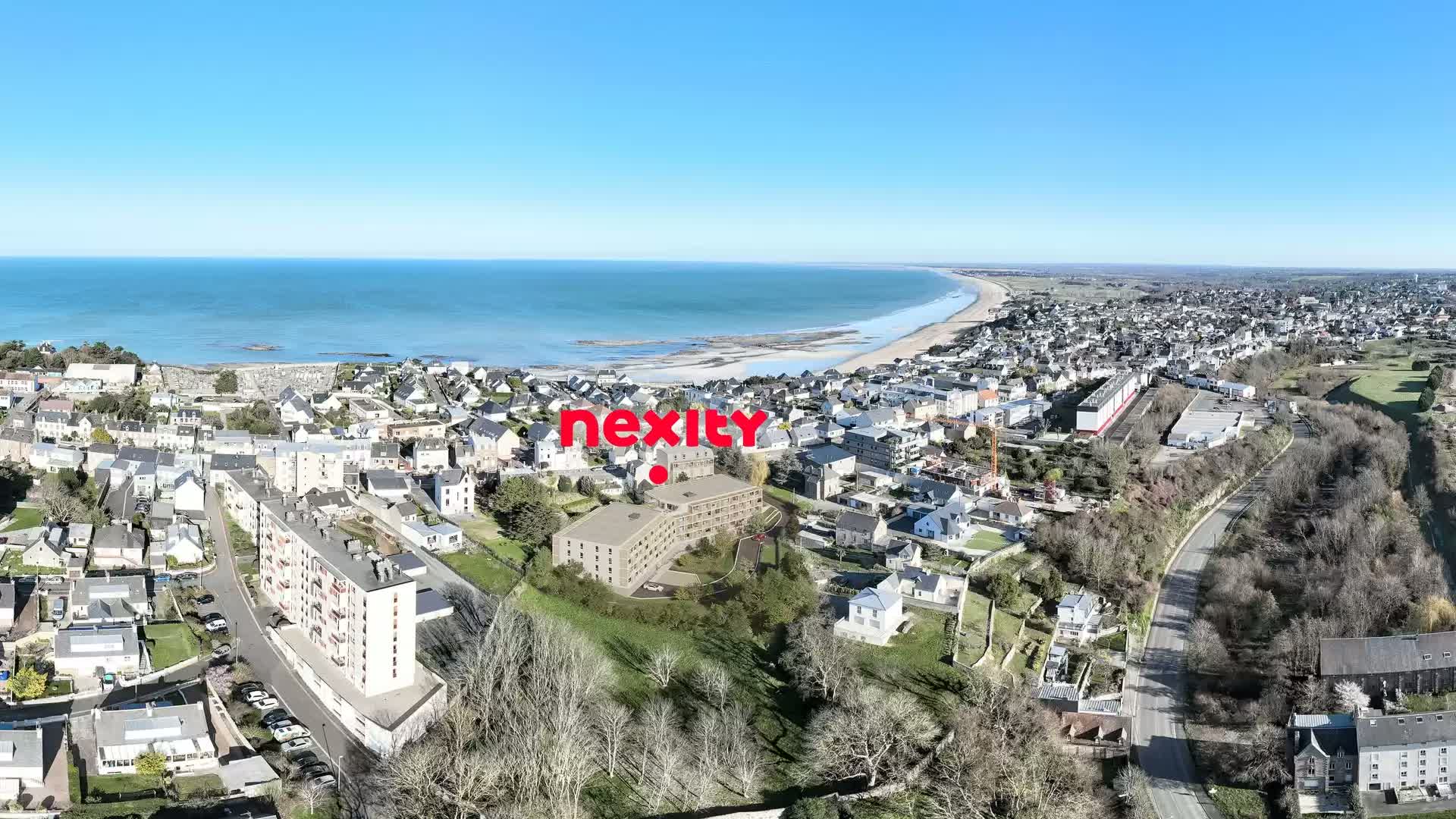 Perspective du programme immobilier neuf Les Terrasses de la Baie à Donville-les-Bains : résidence claire avec larges terrasses