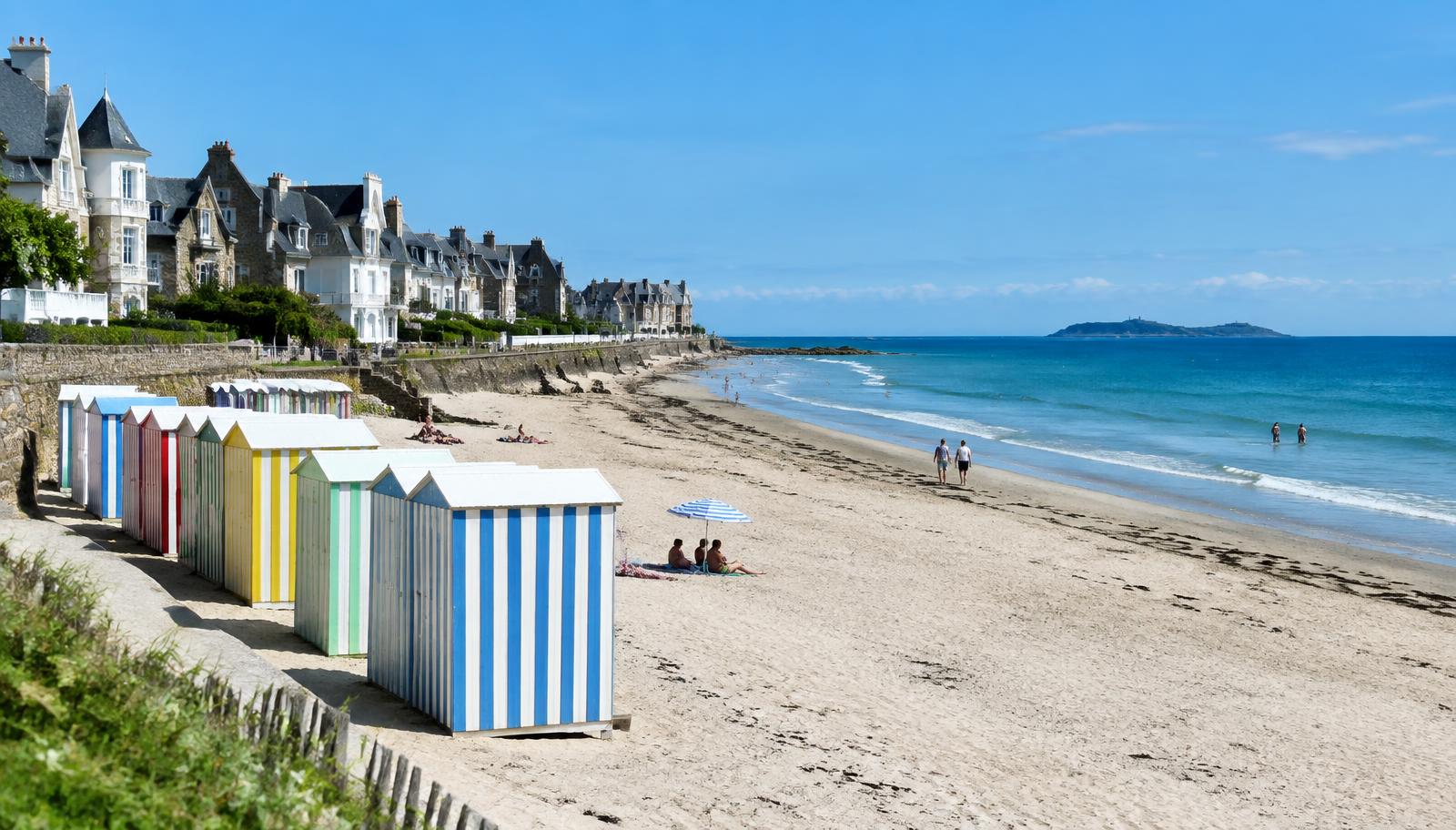 Plage et digue d'Agon-Coutainville face à la mer, station balnéaire de la Côte des Havres dans la Manche
