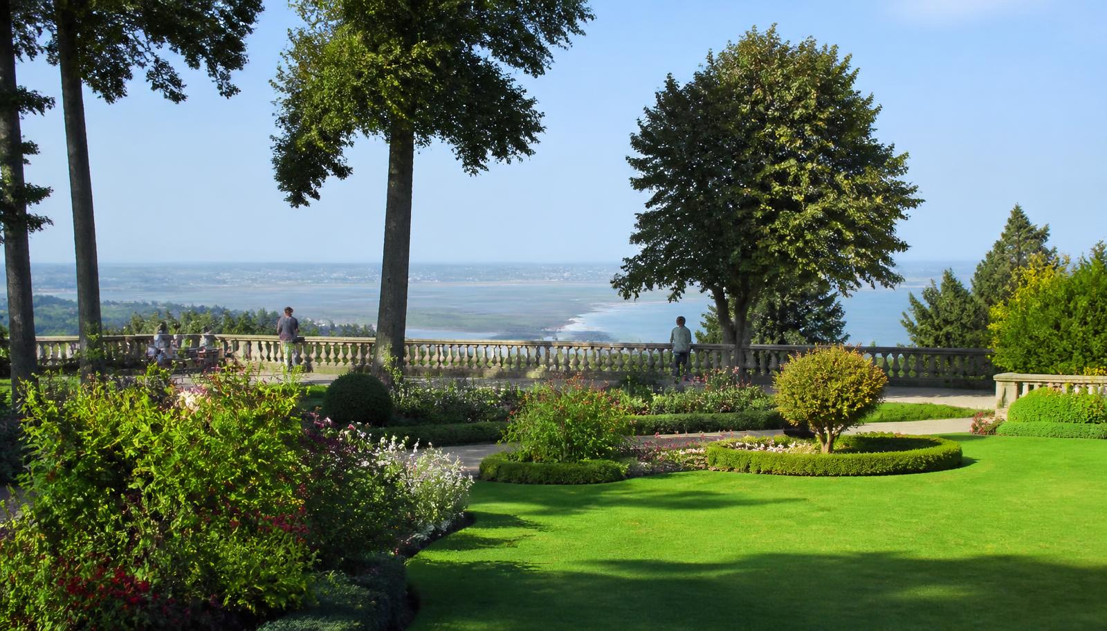 Illustration du jardin des plantes d'Avranches avec vue panoramique sur le bocage et la baie du Mont-Saint-Michel au loin