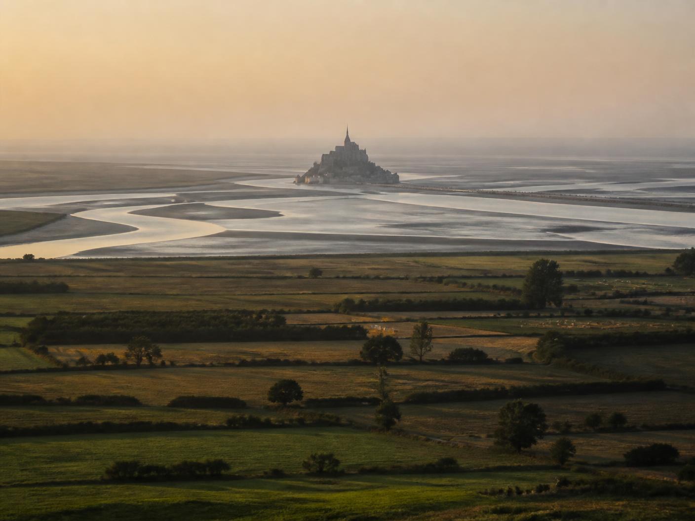 Illustration du panorama sur la baie du Mont-Saint-Michel depuis les hauteurs d'Avranches : estran, chenaux argentés et silhouette du Mont