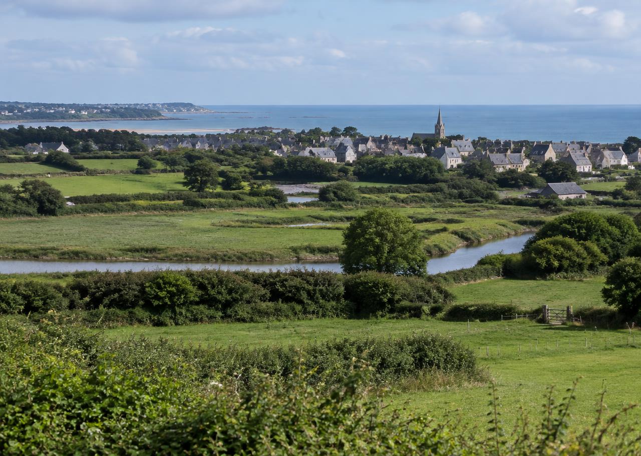 Paysage de Beaussais-sur-Mer entre bocage, village et horizon marin