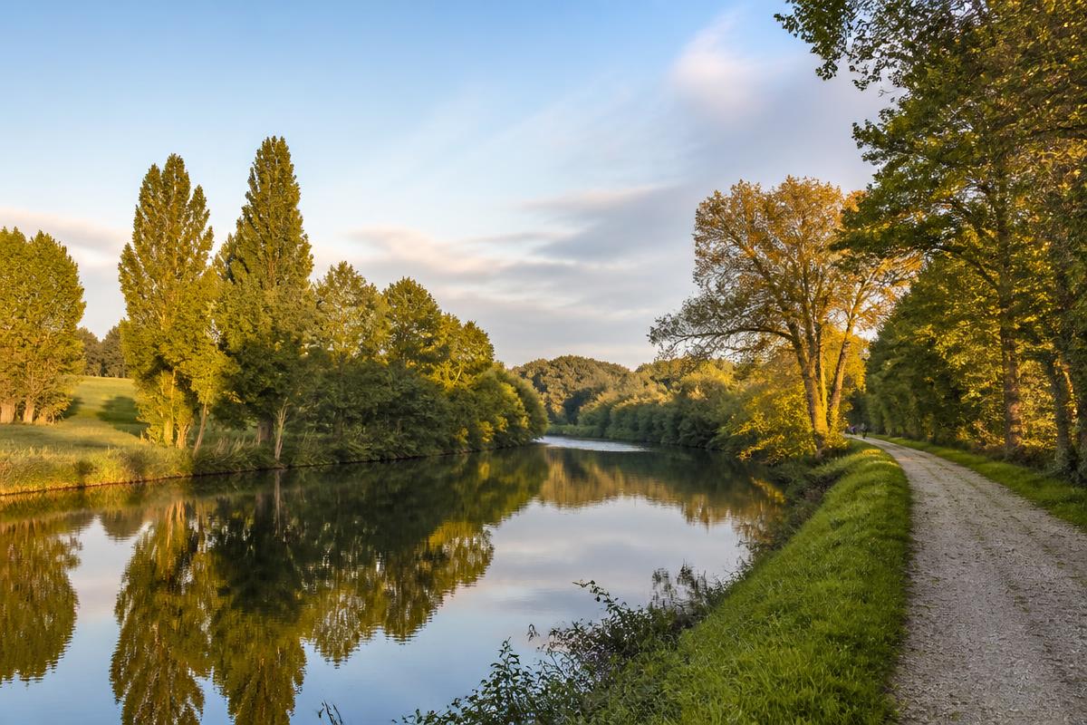 Vallée de la Vilaine : rivière calme, peupliers et chemin de halage au soleil du soir