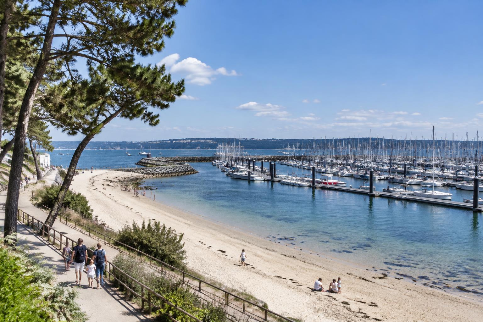Port de plaisance du Moulin Blanc à Brest : pontons, voiliers et plage urbaine