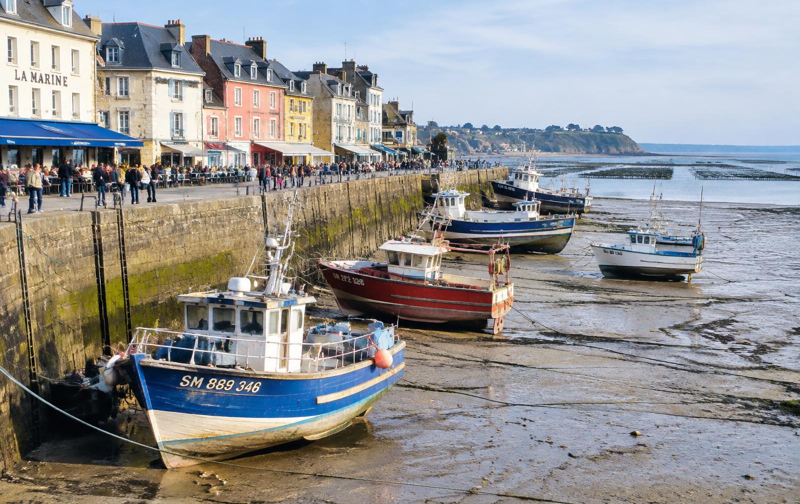 Port de la Houle à Cancale : quai, maisons de pêcheurs et parcs à huîtres découverts à marée basse
