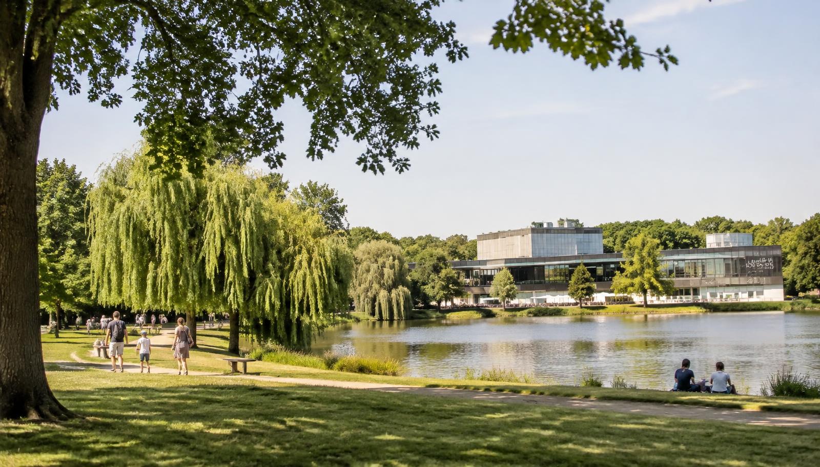 Parc paysager de la Fleuriaye à Carquefou : grand étang, pelouses, saules et équipement culturel contemporain