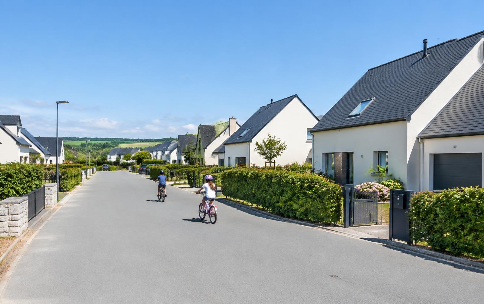 Quartier résidentiel récent de Combourg : maisons claires, jardins et rue plantée