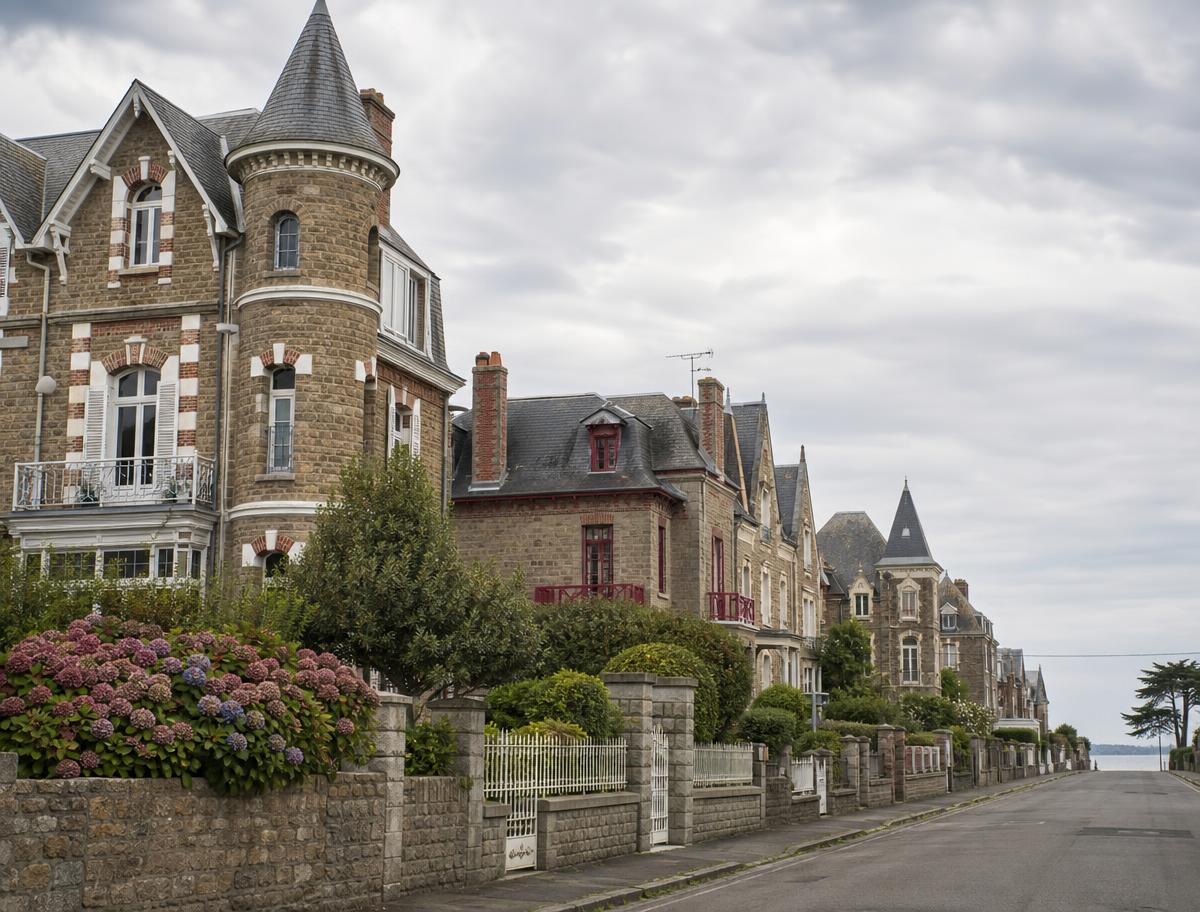 Illustration d'une rue de villas balnéaires à Dinard : tourelles, toits d'ardoise et jardins d'hortensias