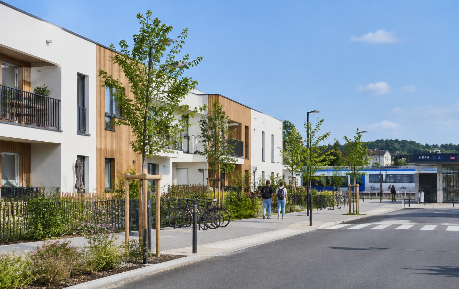 Quartier de la gare de Dol-de-Bretagne : avenue plantée et habitat récent