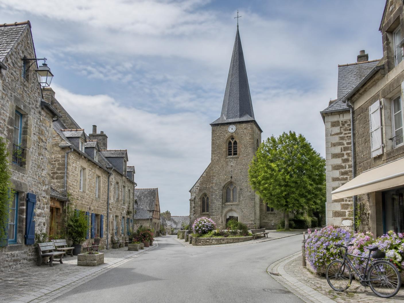 Illustration du bourg de Donville-les-Bains : église de granit, petits commerces et hortensias en fleur