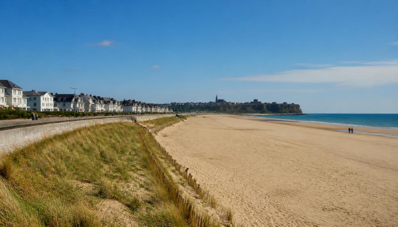 Illustration de la plage et de la digue-promenade de Donville-les-Bains, sable clair et villas de bord de mer sous un ciel changeant