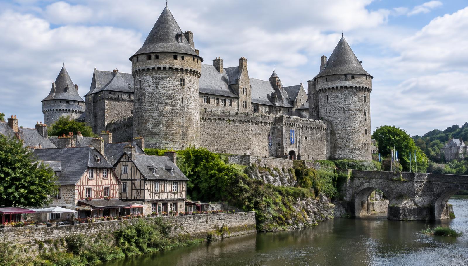 Vue du château fort de Fougères depuis la ville basse, au bord du Nançon