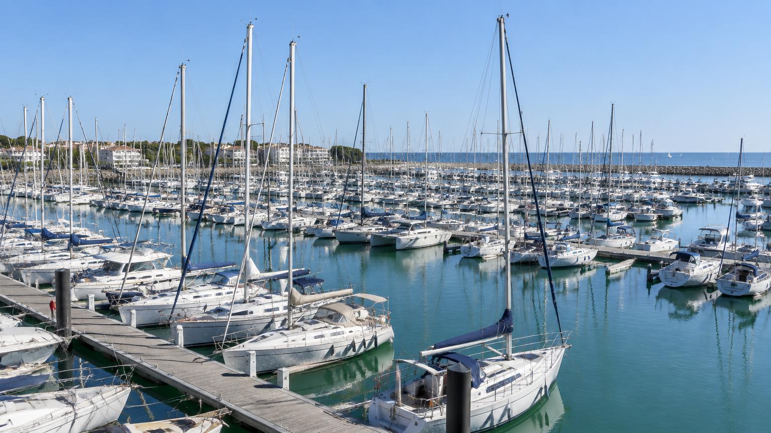 Port des Minimes à La Rochelle : pontons, voiliers et horizon atlantique