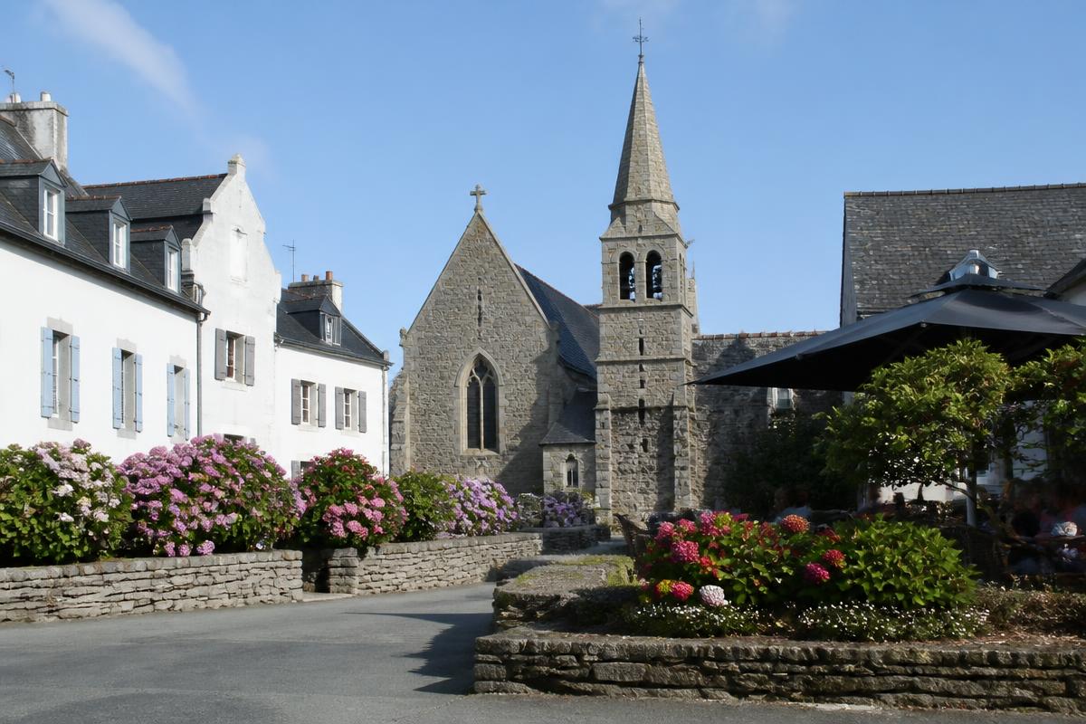 Centre-bourg de Lancieux : église en granit, commerces et murets fleuris d'hortensias