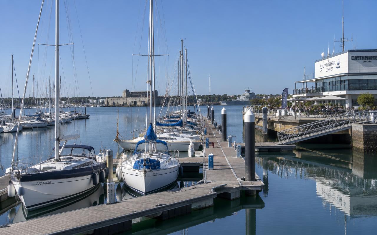Port de plaisance de Larmor-Plage : pontons, voiliers et quais animés