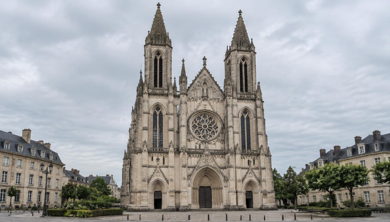 Façade gothique de la cathédrale Saint-Pierre de Lisieux et sa place