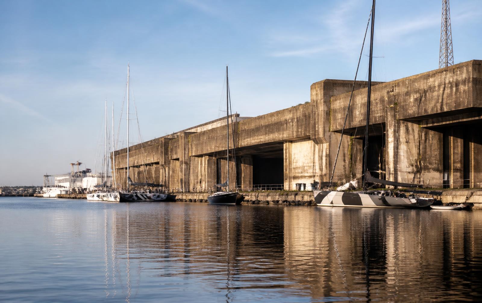 Illustration de la base sous-marine de Keroman à Lorient : blocs de béton, quais et voiliers de course au large