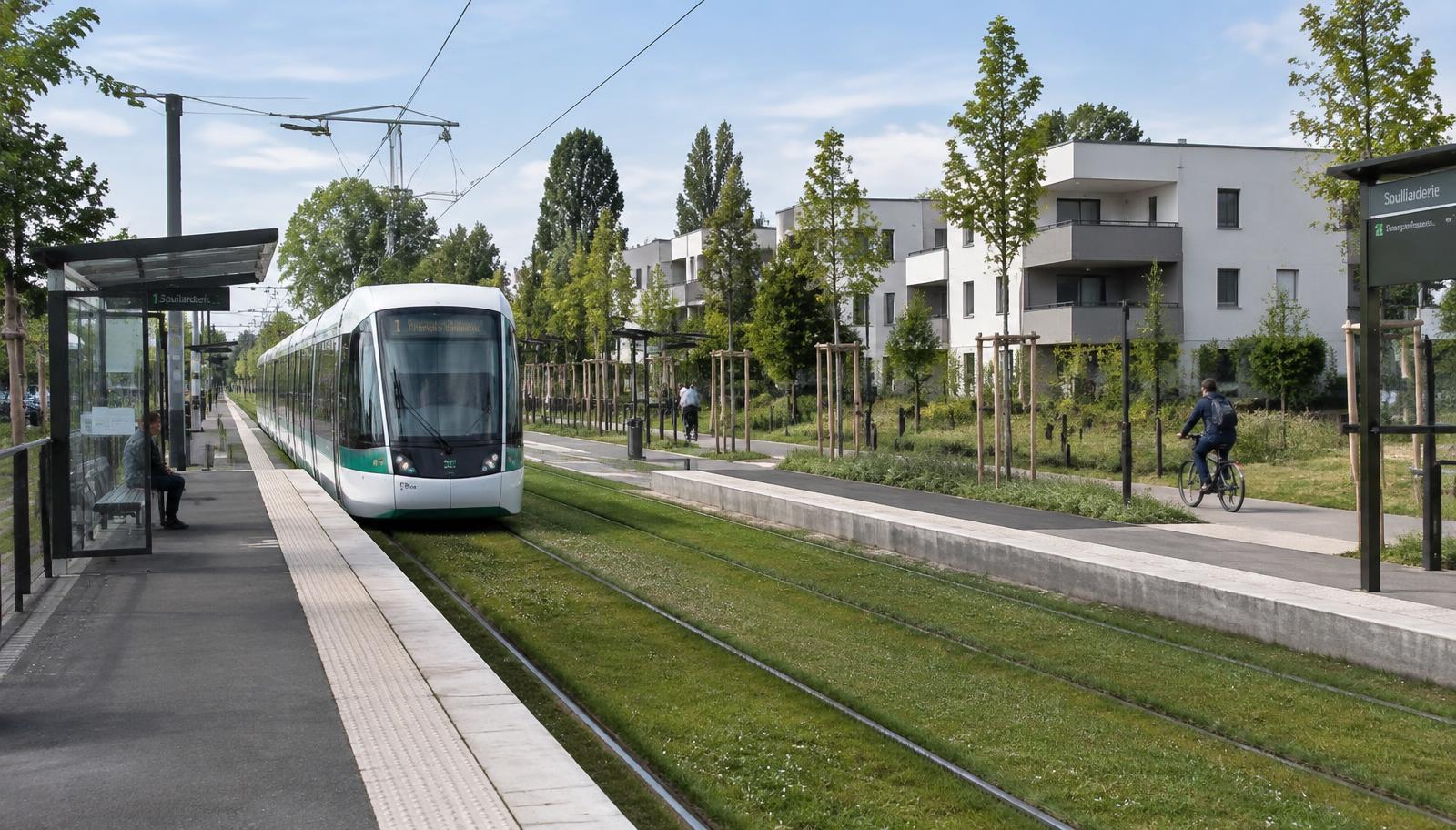 Station de tramway paysagée à Orvault avec voie engazonnée, pistes cyclables et petits immeubles clairs