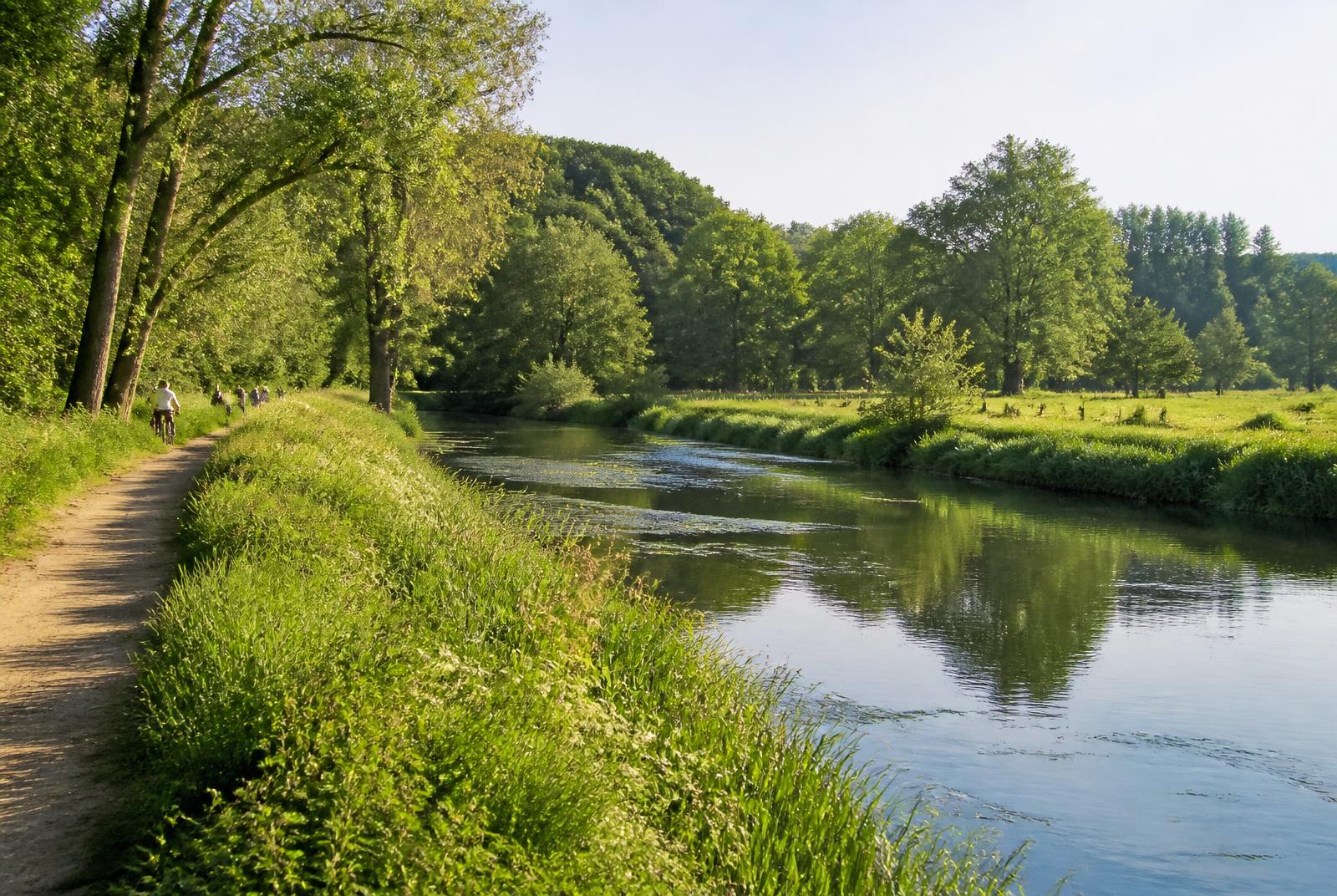 Vallée de la Flume à Pacé : rivière bordée de prairies et de grands arbres, chemin de promenade