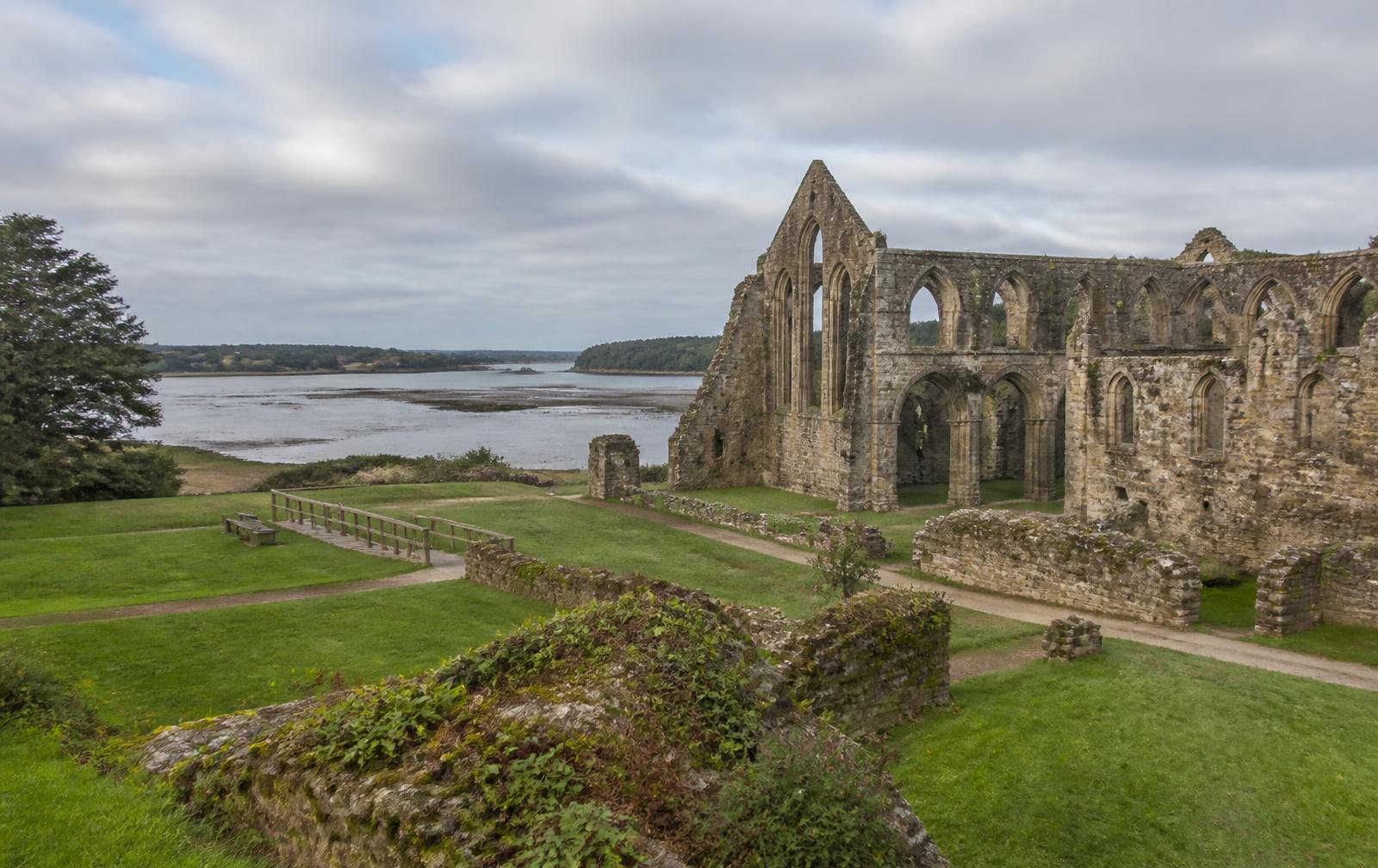 Illustration de l'abbaye de Beauport près de Paimpol : arcs gothiques en ruine dominant l'estran et la mer