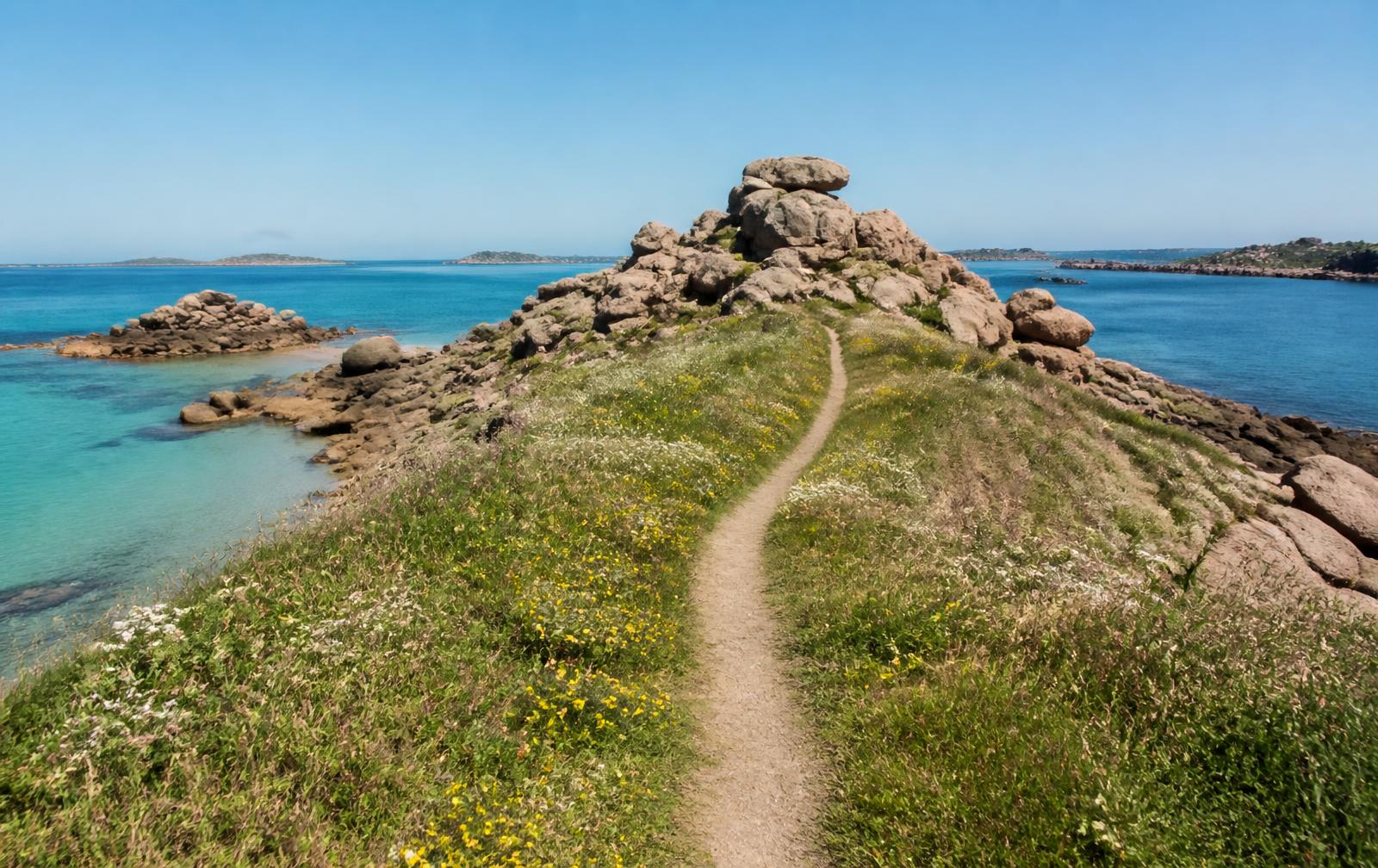 Illustration de la pointe de Guilben à Paimpol : presqu'île herbeuse, rochers de granit et mer turquoise