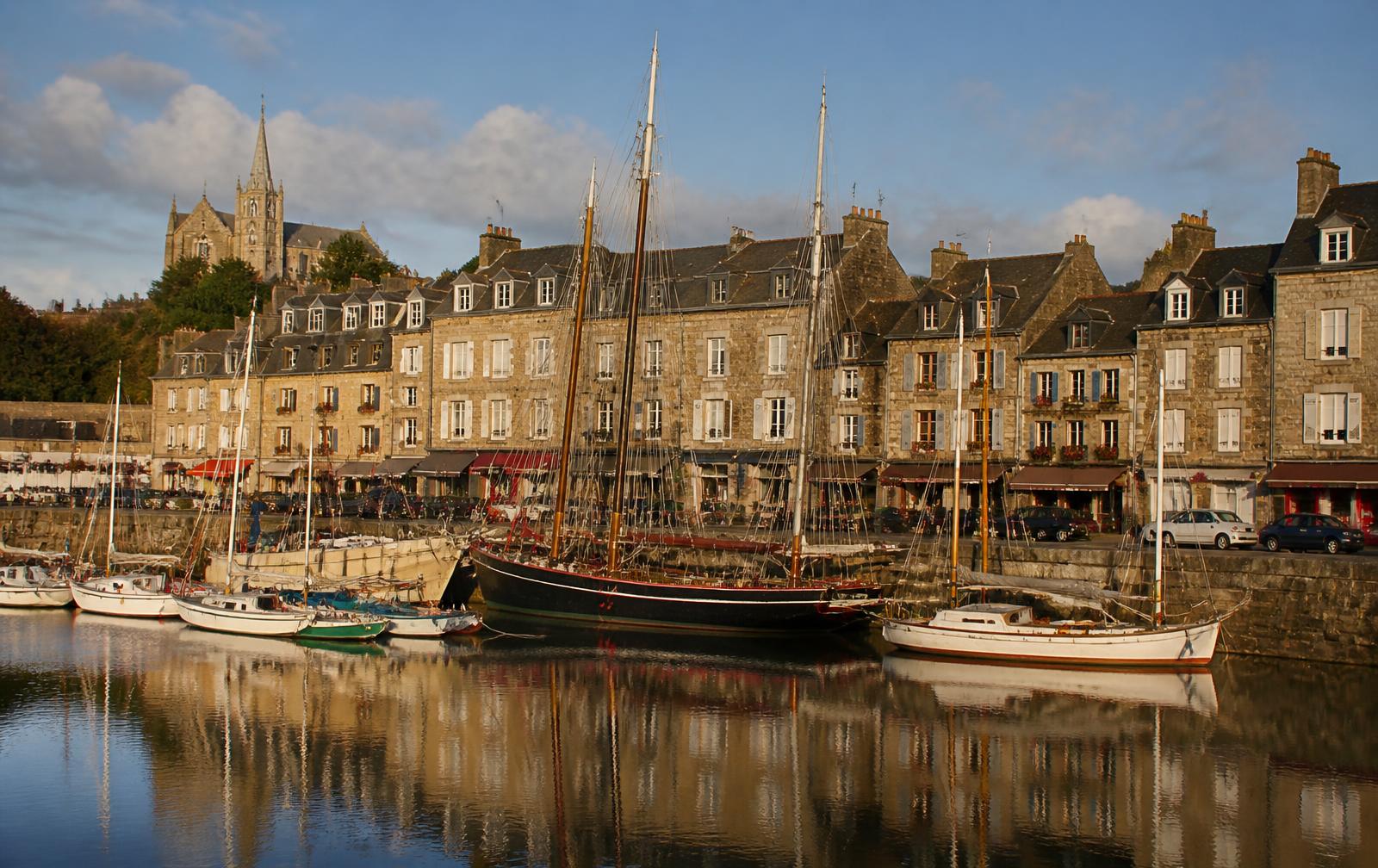 Illustration du port de Paimpol : voiliers et vieux gréements dans le bassin, maisons de granit et commerces sur les quais