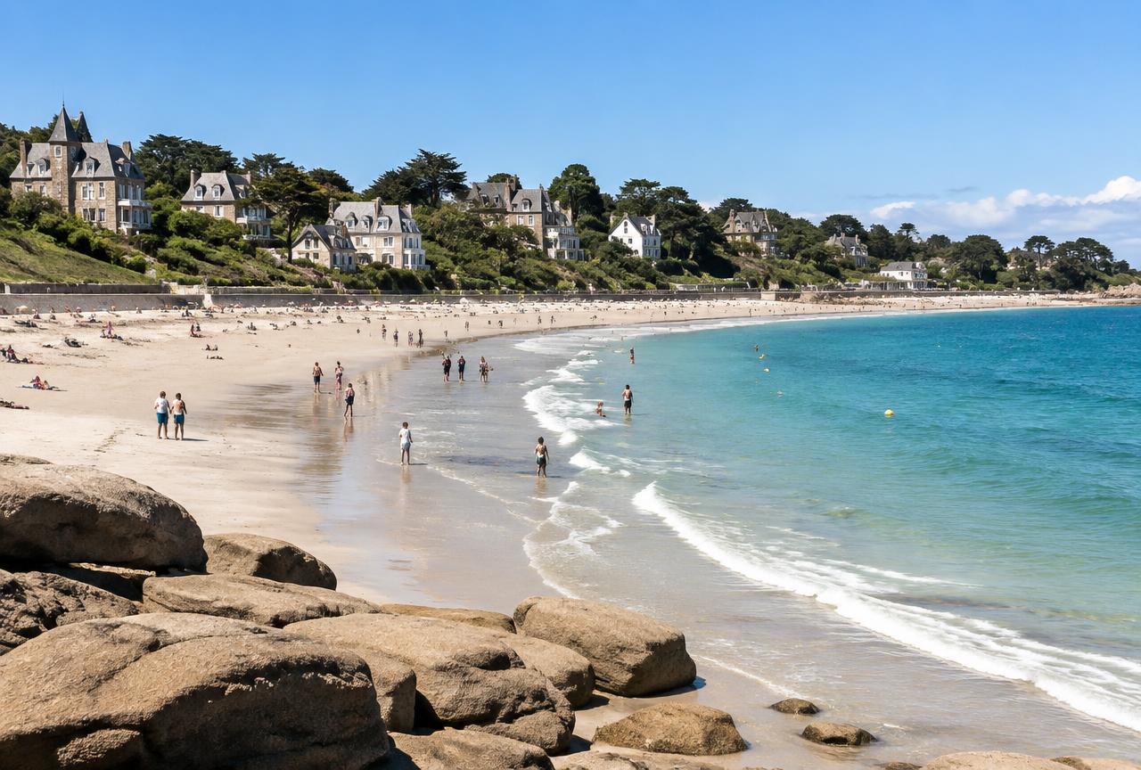 Illustration de la plage de Trestraou à Perros-Guirec : sable clair, villas balnéaires et mer turquoise