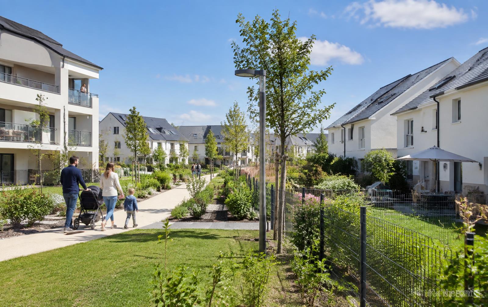 Quartier résidentiel récent de Pleurtuit : maisons claires, jardins et rue plantée