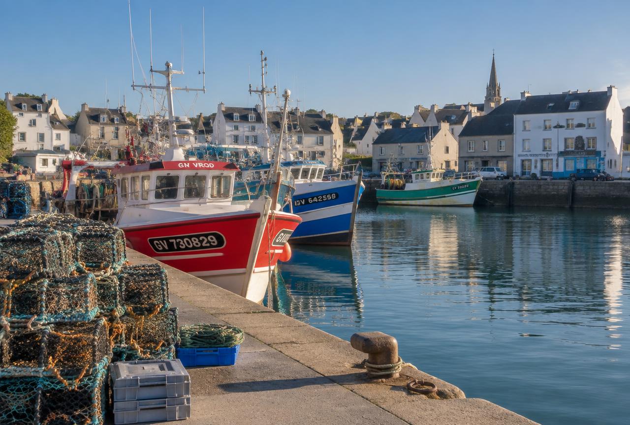 Illustration du port de Lesconil : bateaux de pêche à quai et maisons du quai