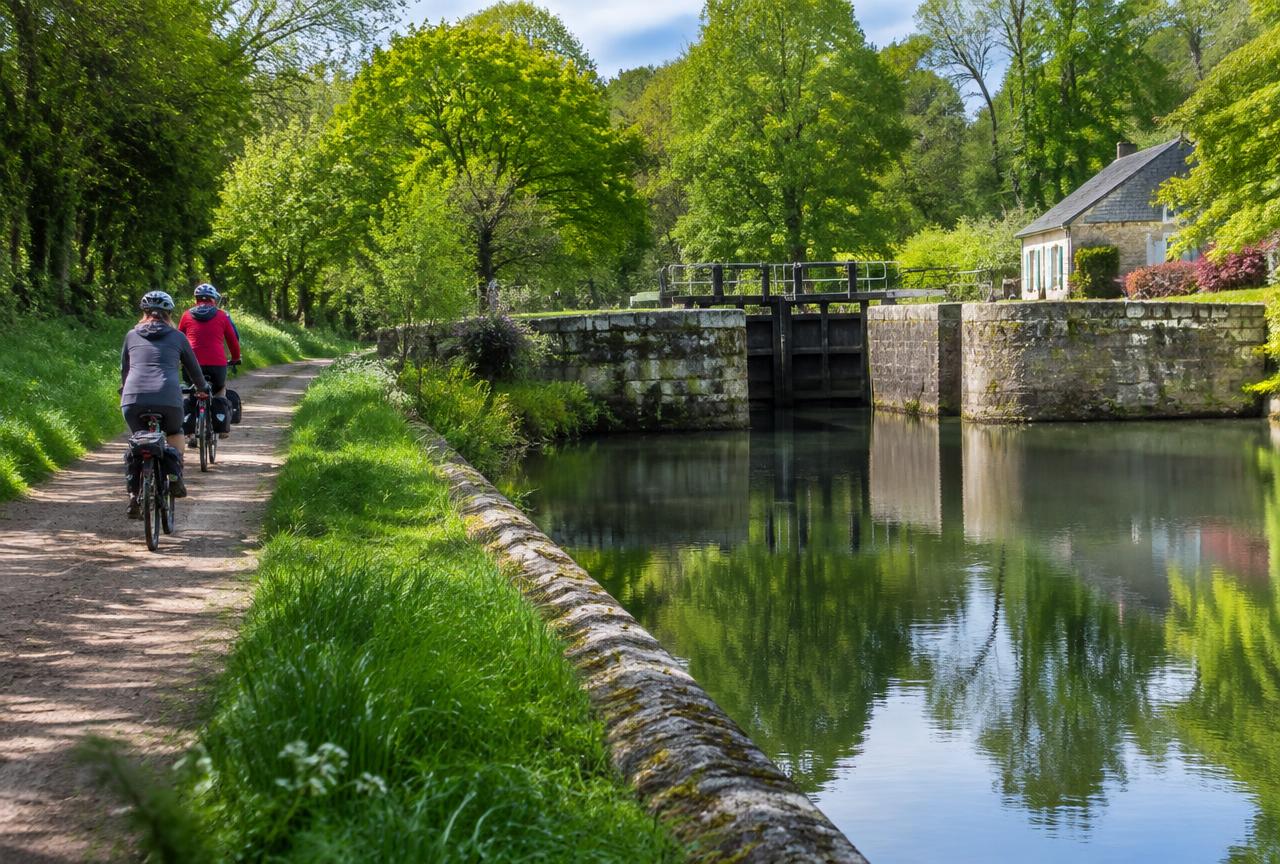 Canal et nature près de Ploërmel : chemin de halage, eau calme et arbres