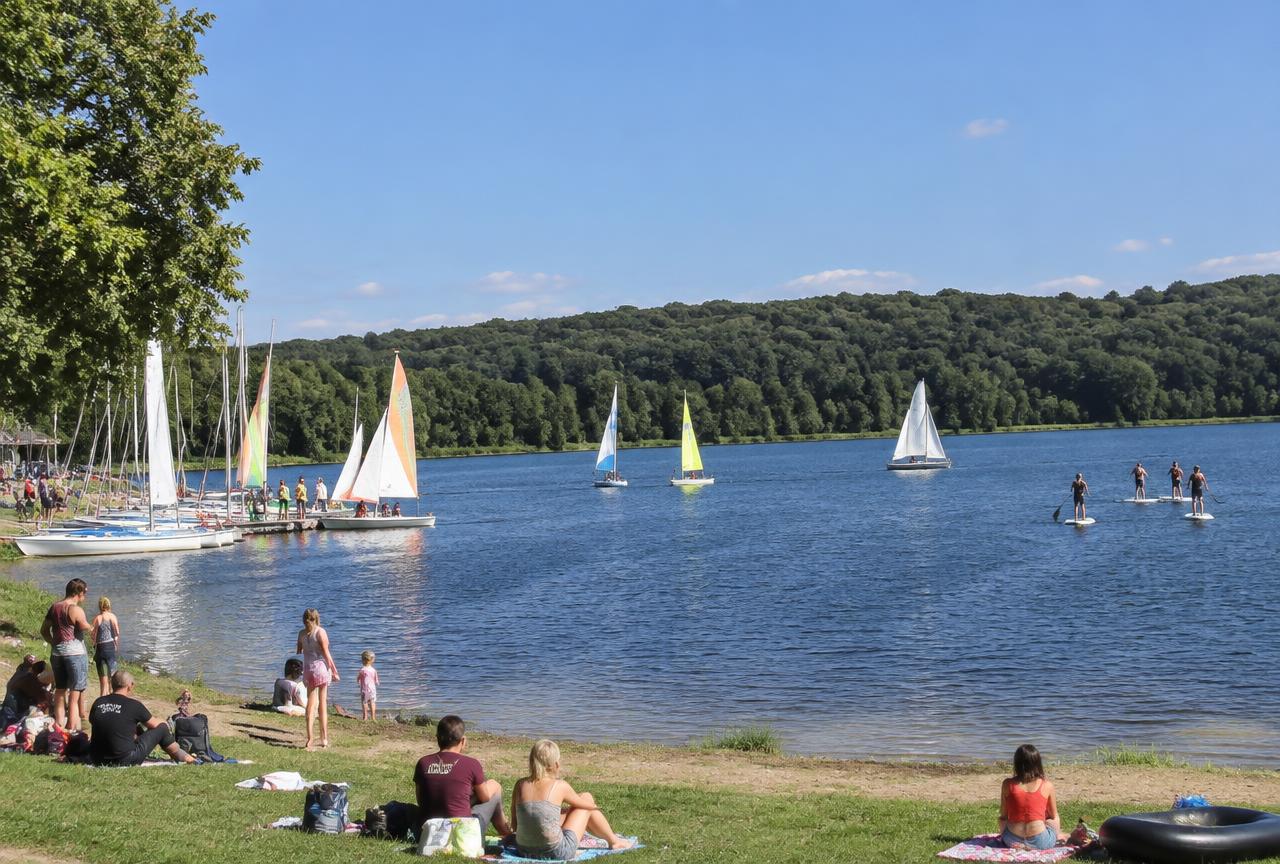Lac au Duc à Ploërmel : grand plan d'eau, rive boisée et voiliers