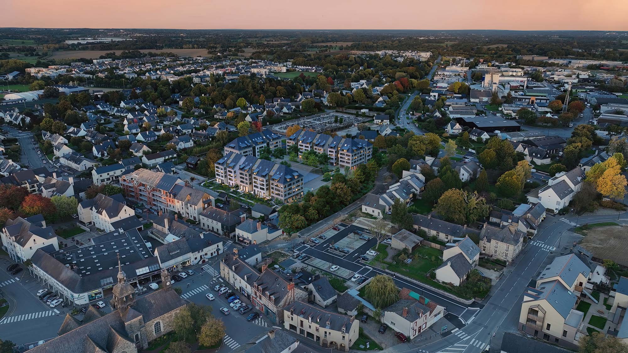 Visuel officiel du programme immobilier neuf An Diskuiz à Pacé : le cœur de bourg et la nouvelle résidence en fin de journée