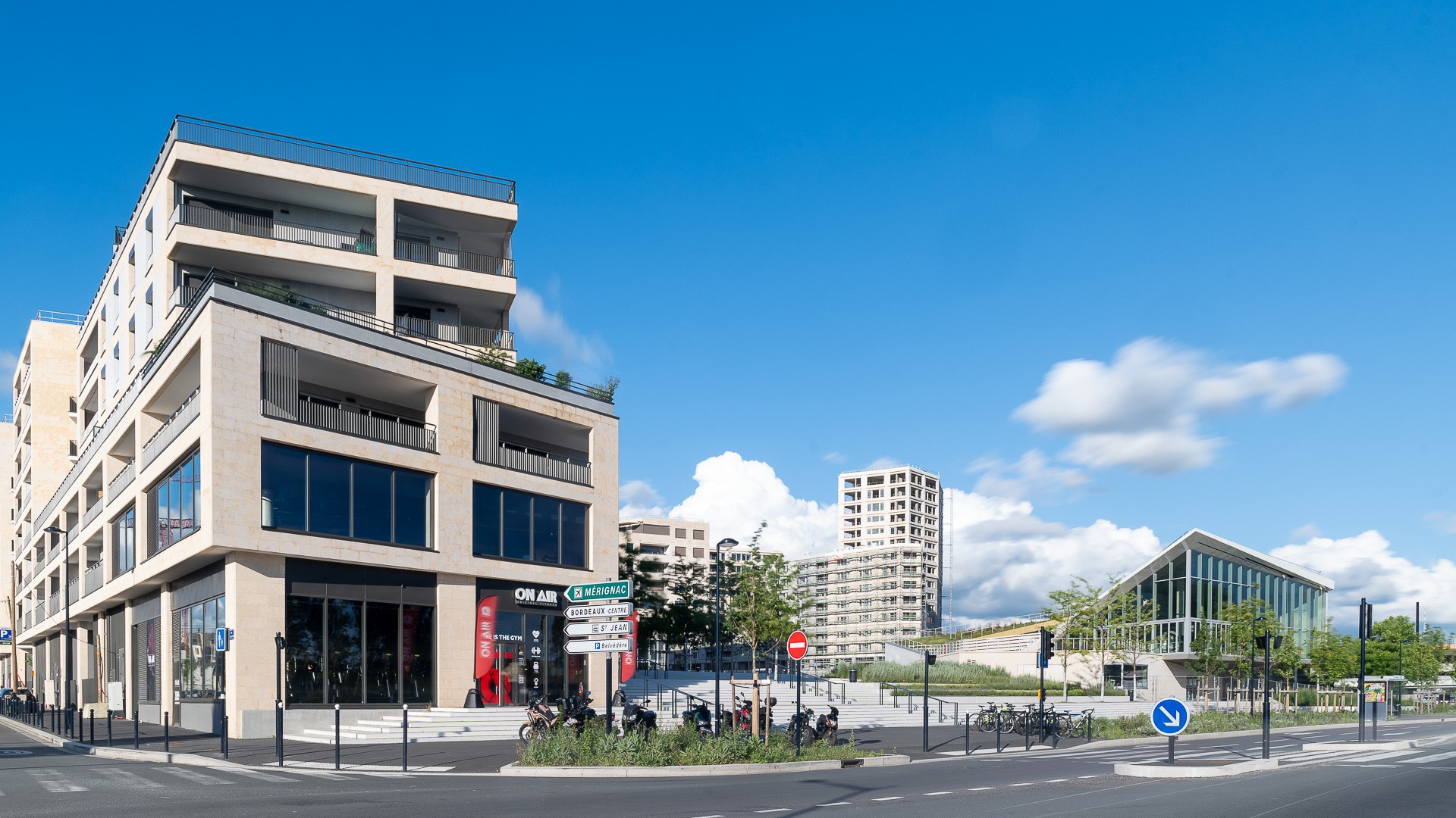 Perspective du programme immobilier neuf Le Belvédère — Bordo Tempo à Bordeaux : immeuble contemporain et larges balcons