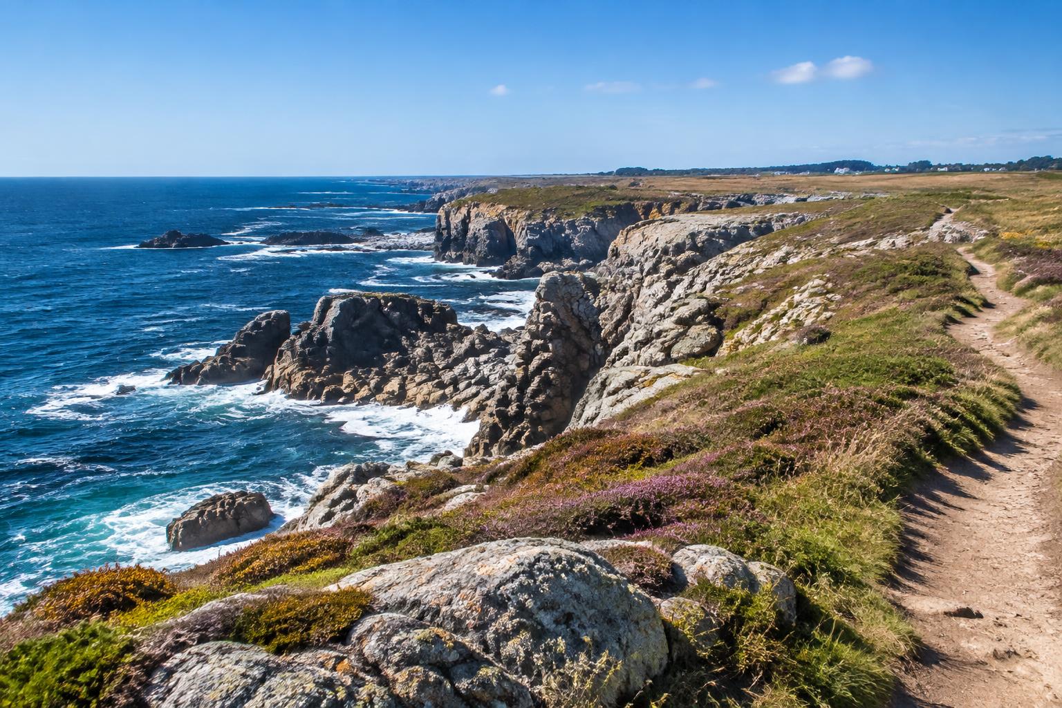 Illustration d’un sentier rocheux sur la Côte Sauvage de Quiberon