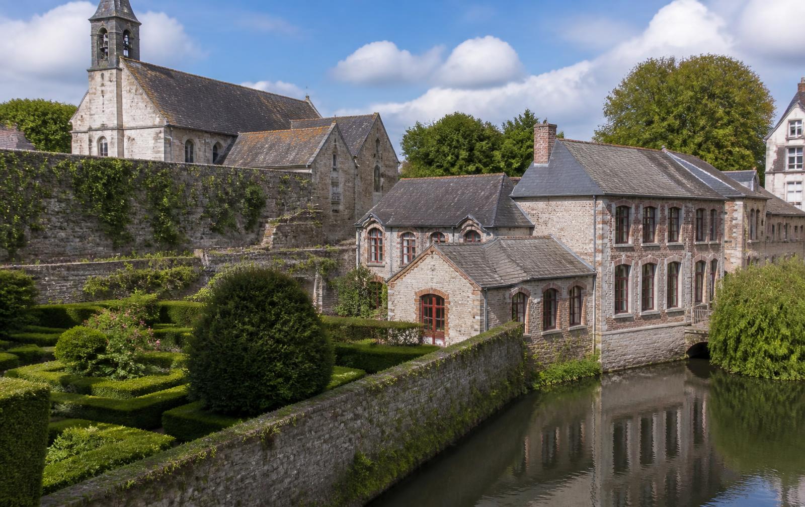 Illustration du quartier de Locmaria à Quimper : église romane, jardin clos et ateliers de faïence en brique au bord de l'Odet