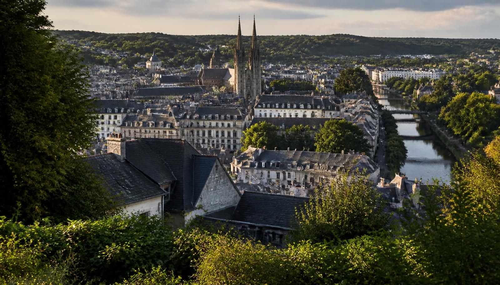 Illustration du Mont Frugy à Quimper : colline boisée surplombant les toits d'ardoise et les flèches de la cathédrale