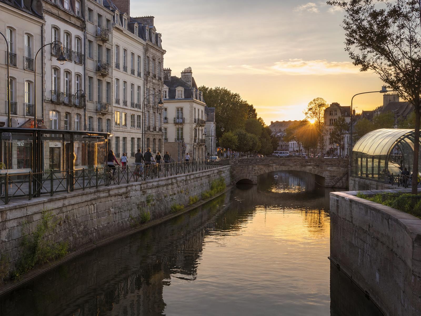 Illustration des quais de la Vilaine à Rennes : immeubles de granit, piste cyclable et entrée de station de métro