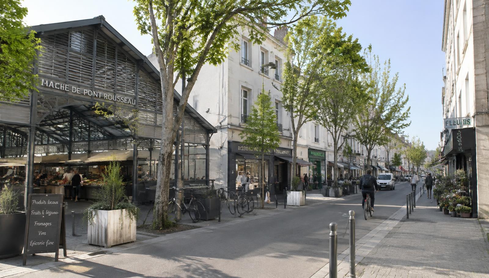 Rue commerçante de Pont-Rousseau à Rezé : marché couvert, commerces de proximité et arbres d'alignement