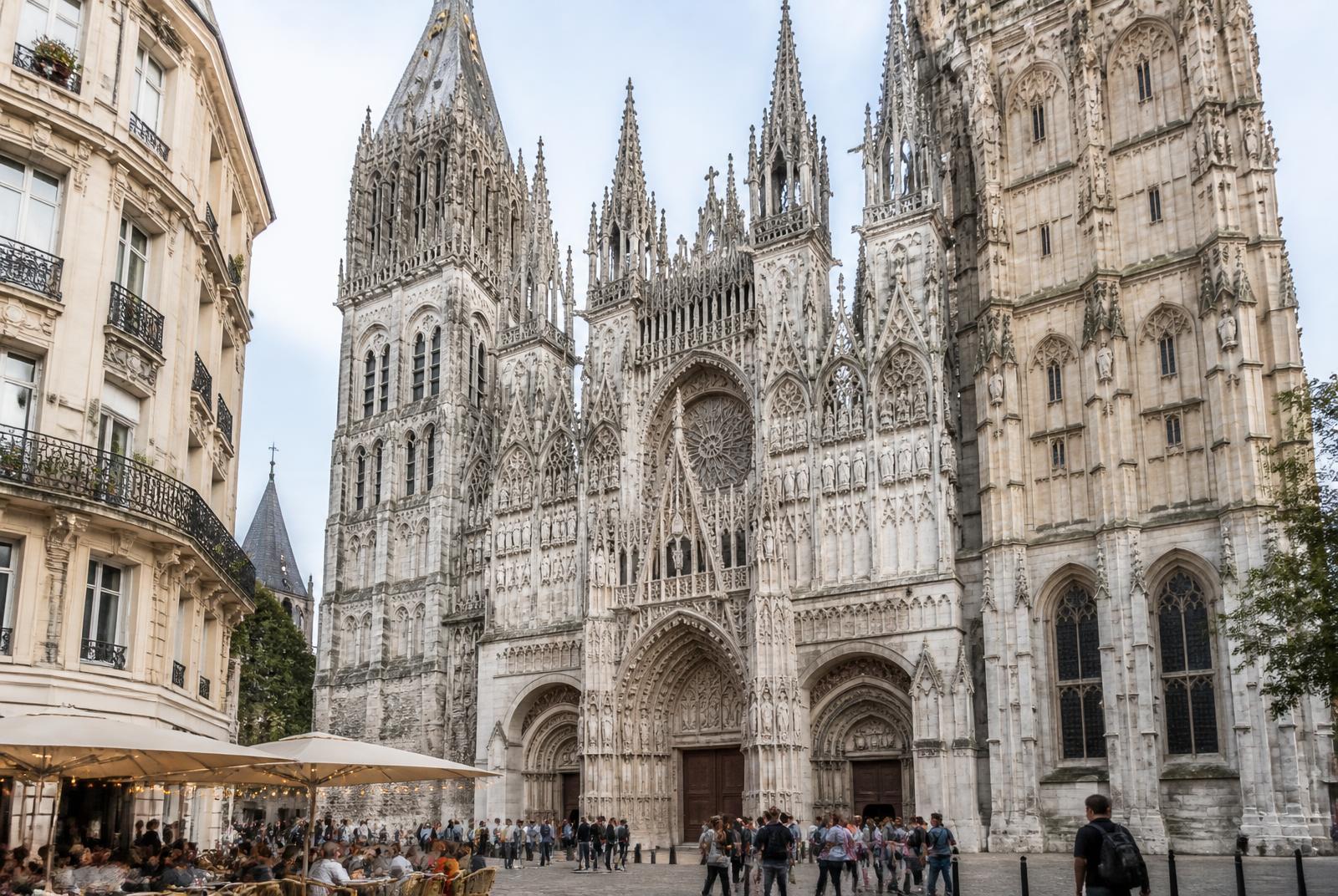Illustration de la façade gothique de la cathédrale de Rouen, terrasses de café au premier plan