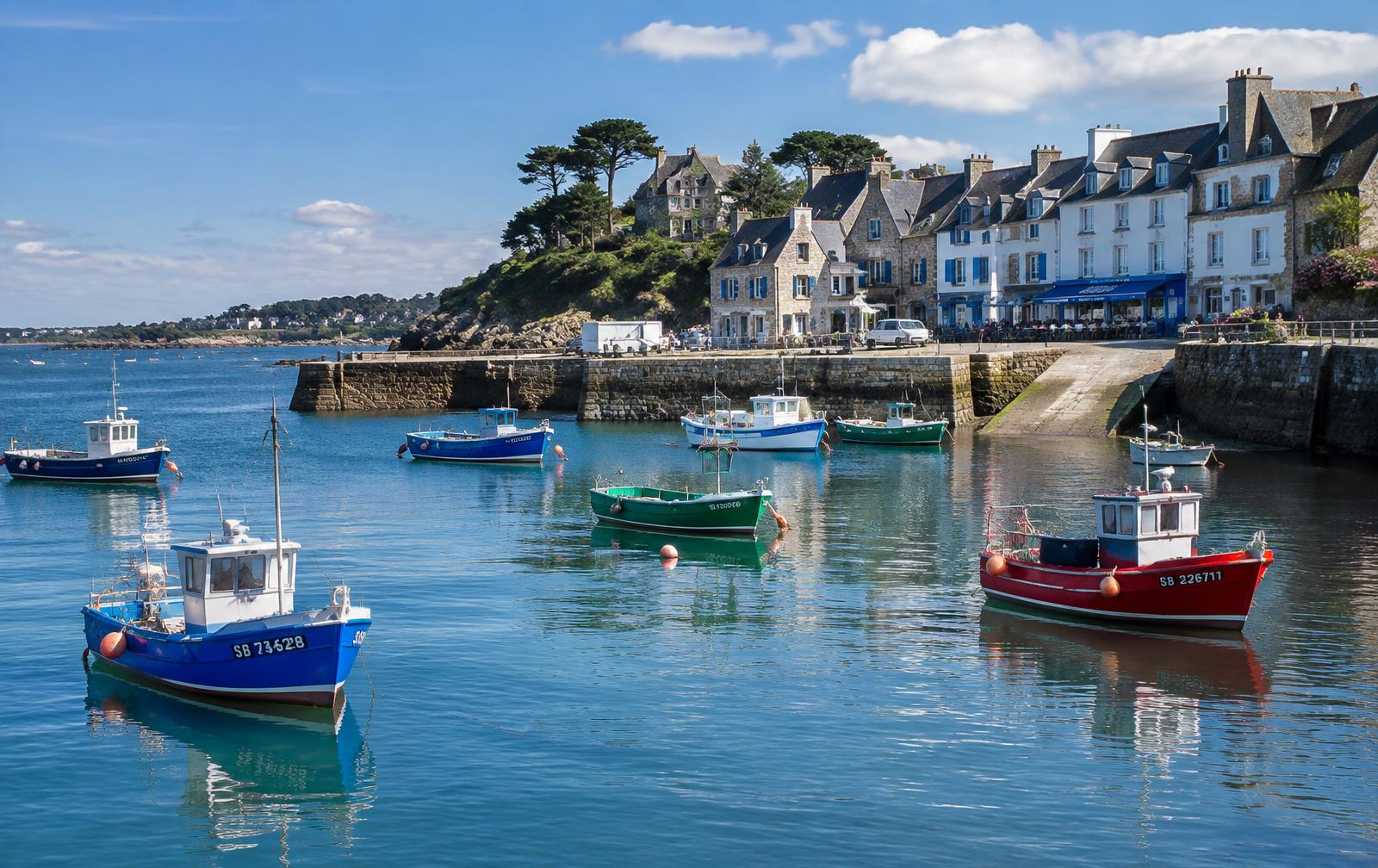 Port de Saint-Briac-sur-Mer : bateaux, cale de pierre et maisons du bourg au-dessus de l'eau