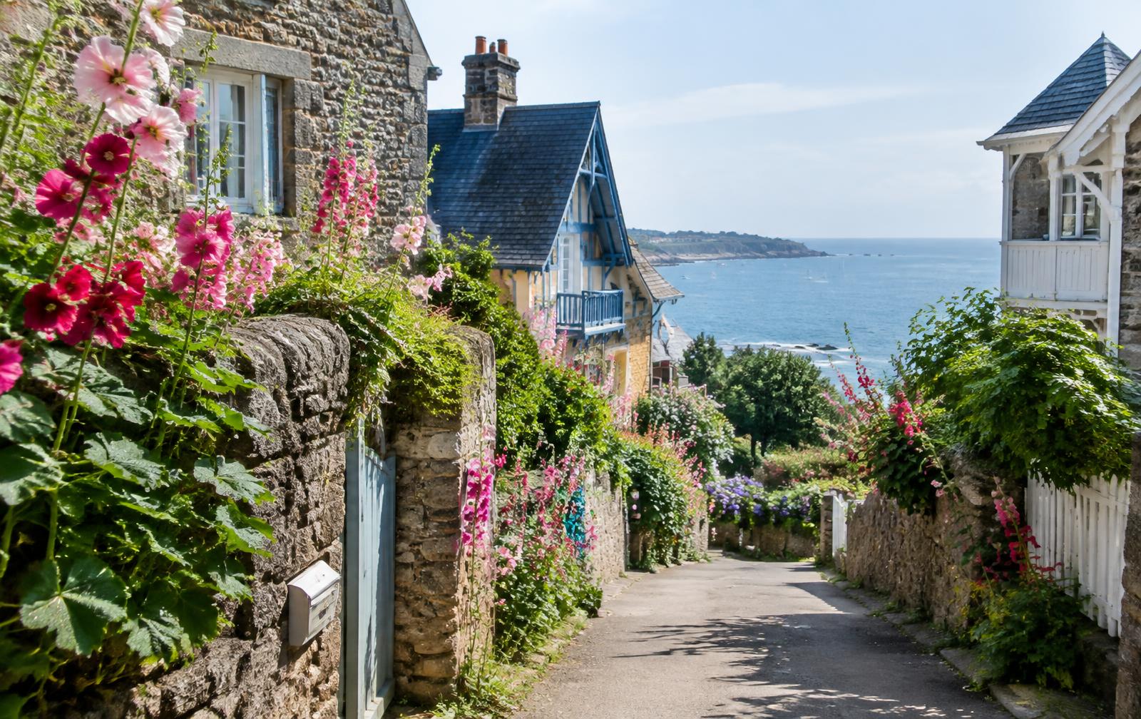 Ruelles de Saint-Briac-sur-Mer : murs de pierre, villas balnéaires et hortensias