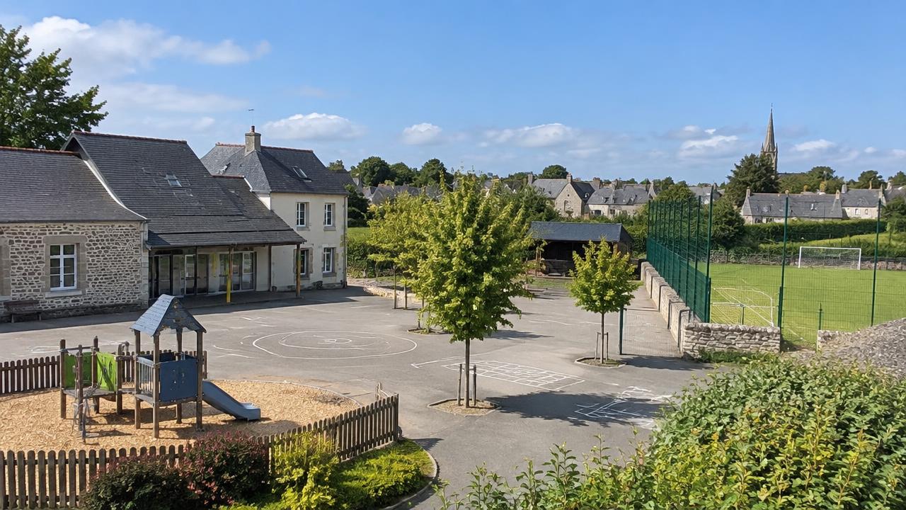 École et terrain de sport à Saint-Erblon : cour plantée, aire de jeux et clocher au loin