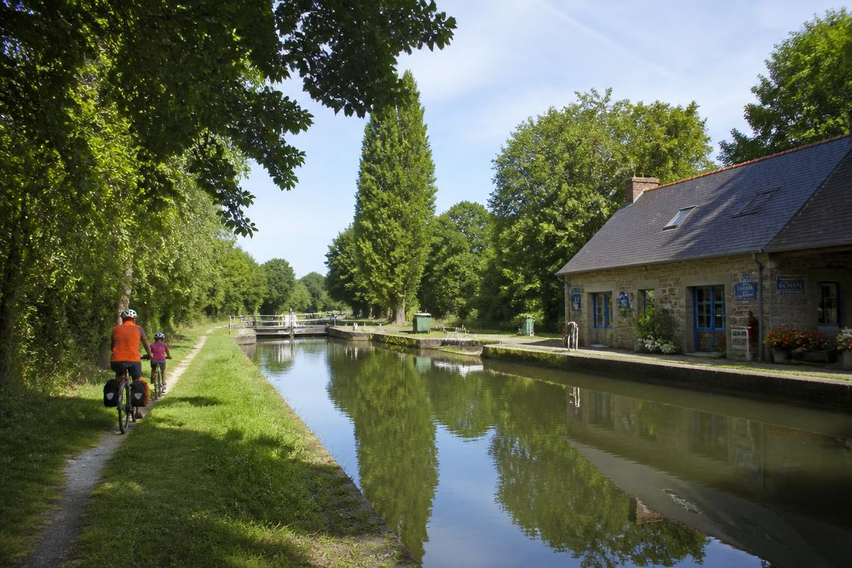 Canal d'Ille-et-Rance : écluse, maison de garde et chemin de halage avec cyclistes