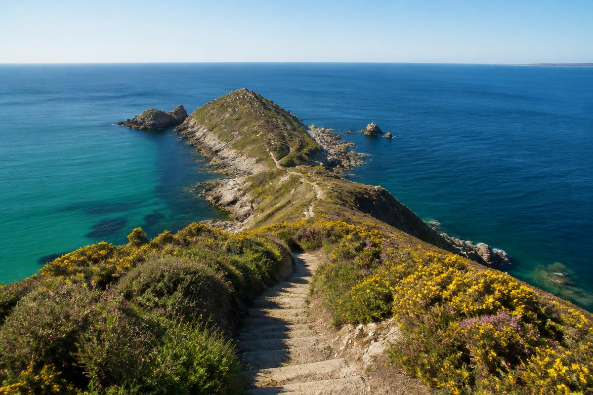 Pointe du Décollé à Saint-Lunaire : rochers de granit, sentier côtier et horizon marin