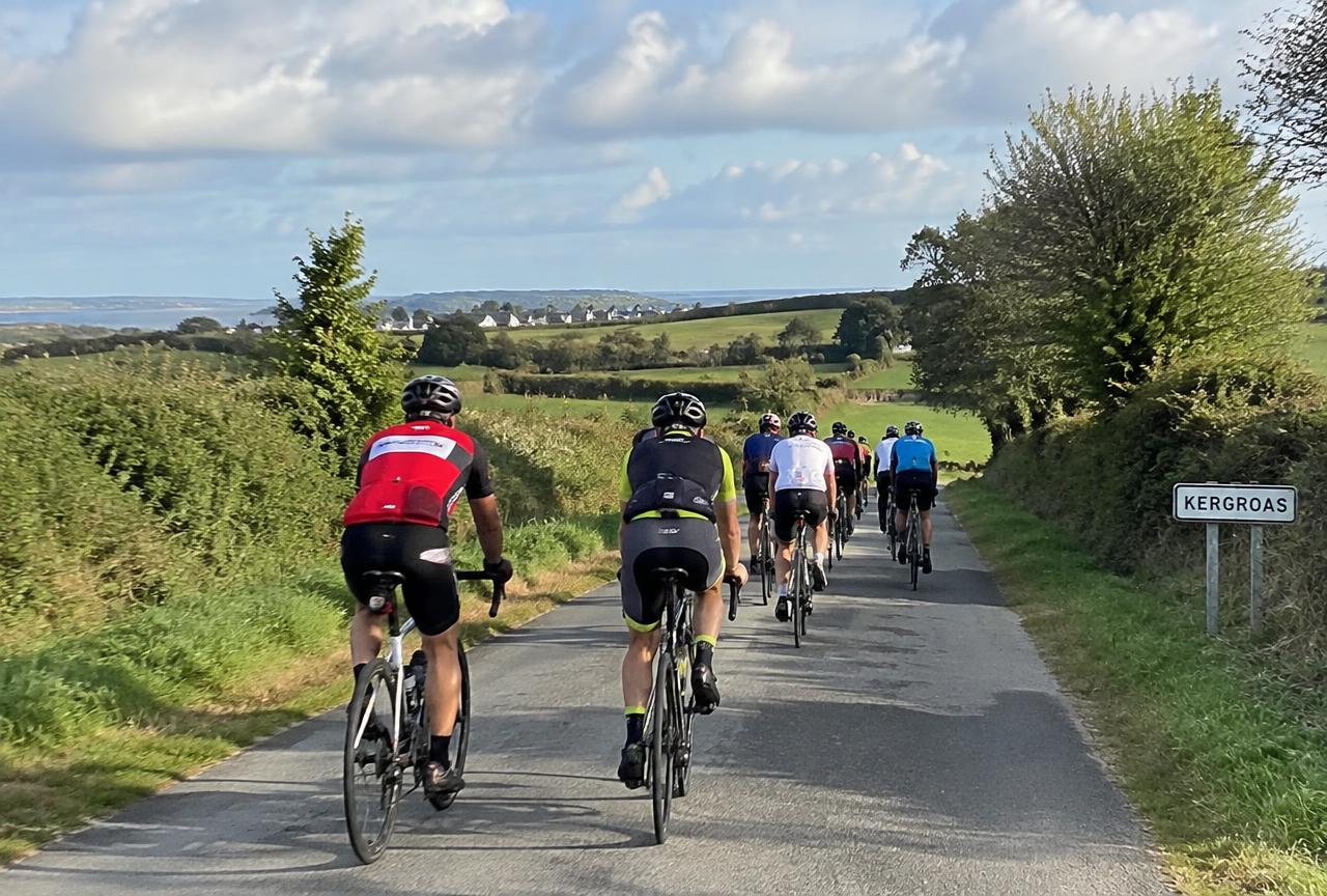 Route de campagne près de Saint-Méen-le-Grand : bocage, cyclistes et lumière douce