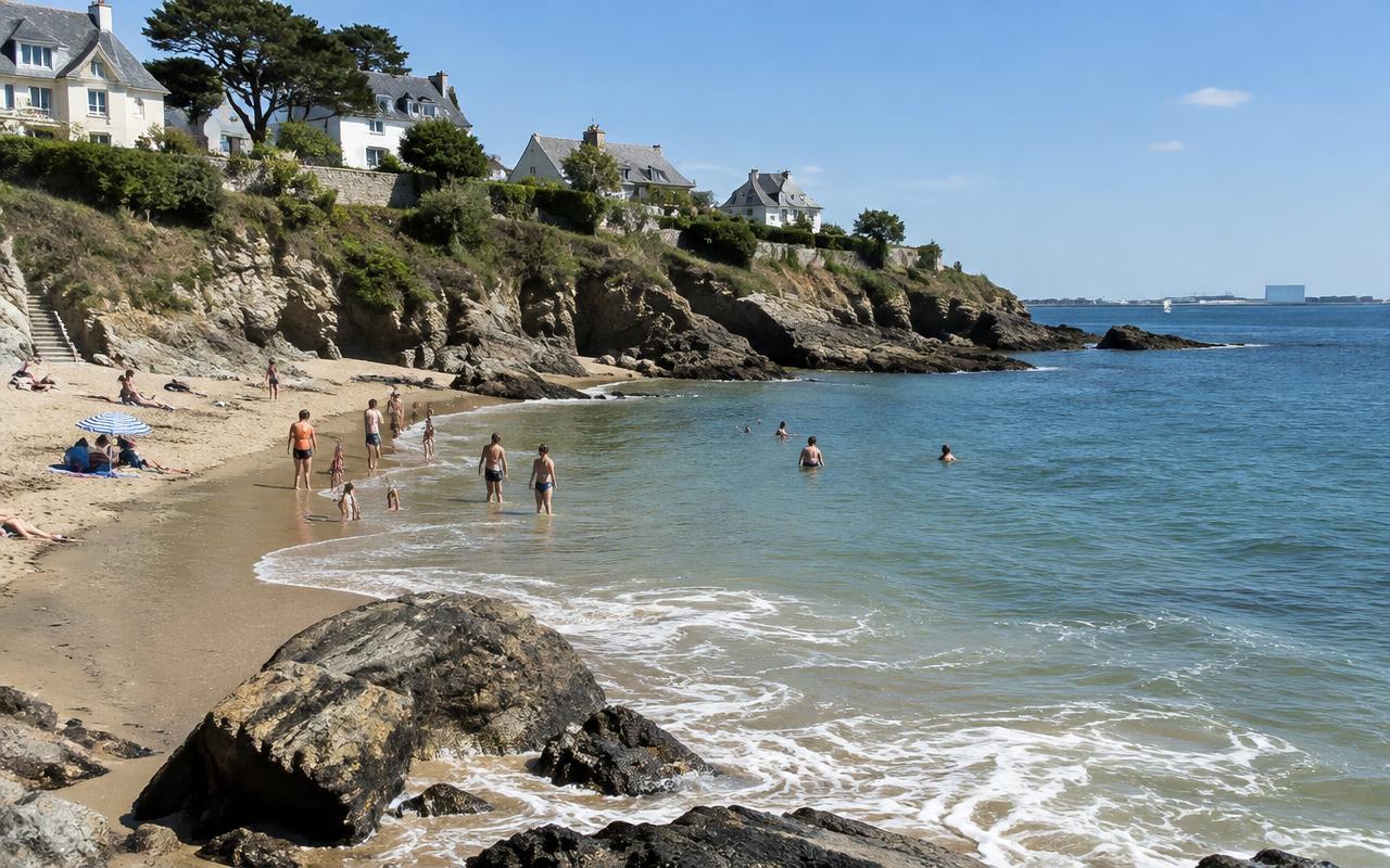 Plage de Saint-Marc à Saint-Nazaire : criques de sable, rochers, villas sur la falaise et mer calme
