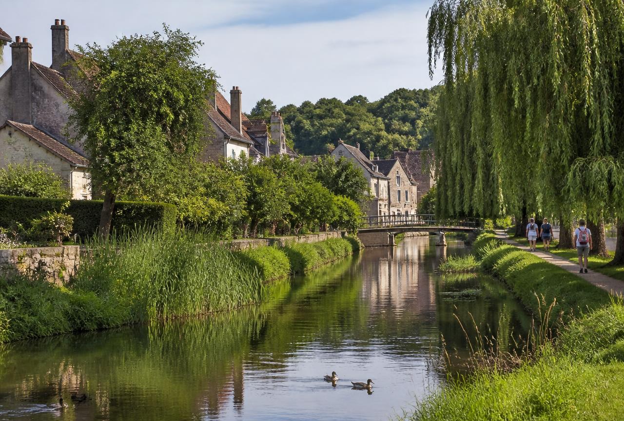 Bords de la rivière Touques : berges plantées, promenade et reflets sur l'eau