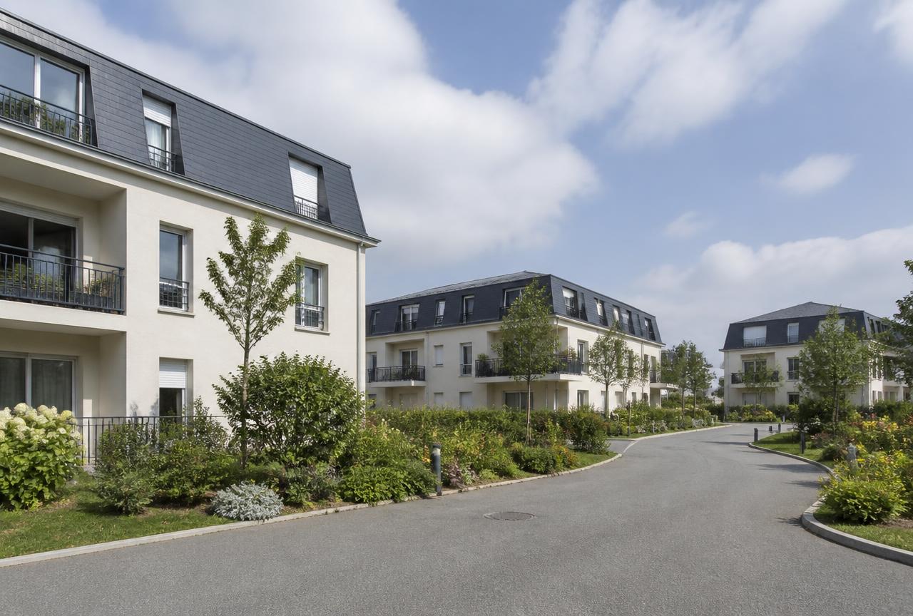 Quartier résidentiel récent à Touques : maisons claires, jardins et voie apaisée